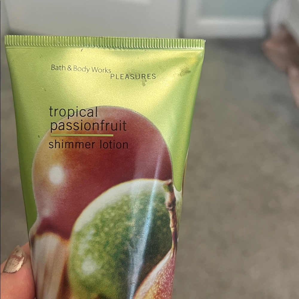 Bath & Body Works Tropical Passionfruit Shimmer Lotion 6 Fl Oz Glitter Read - Picture 4 of 4